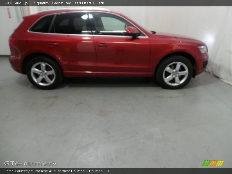Garnet Red Pearl Effect / Black 2010 Audi Q5 3.2 quattro