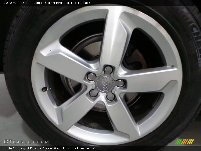 Garnet Red Pearl Effect / Black 2010 Audi Q5 3.2 quattro