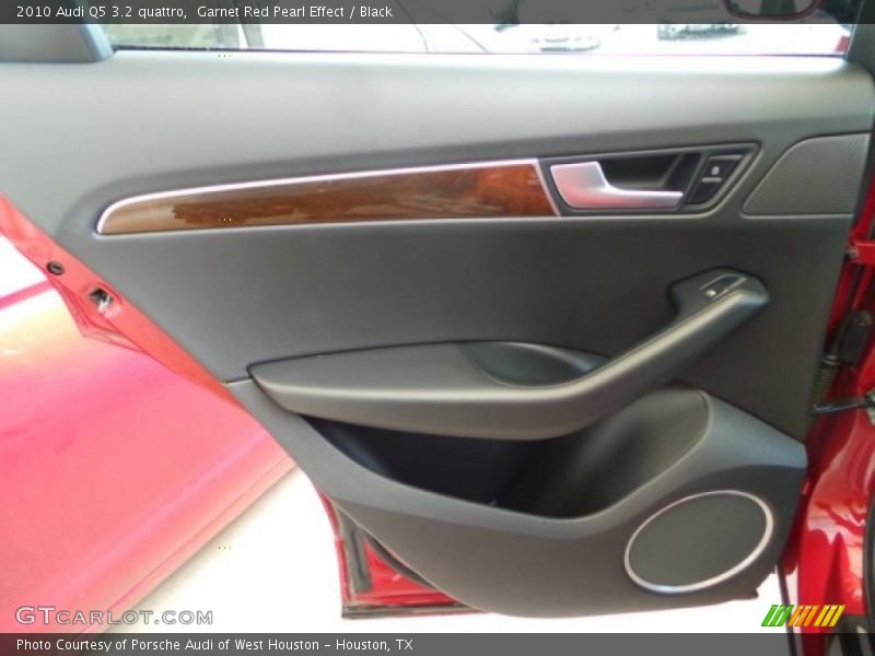 Garnet Red Pearl Effect / Black 2010 Audi Q5 3.2 quattro