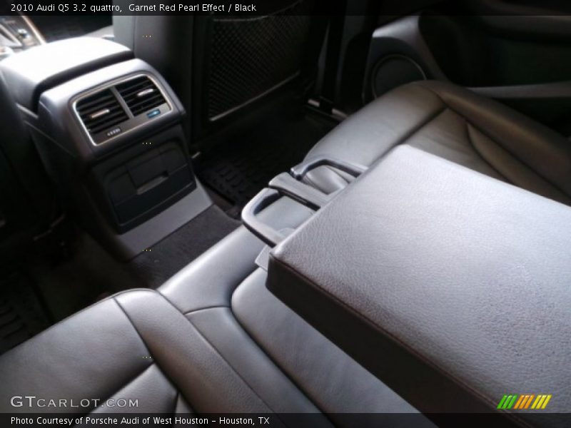 Garnet Red Pearl Effect / Black 2010 Audi Q5 3.2 quattro