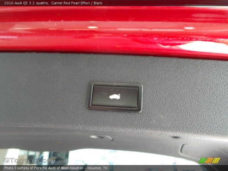 Garnet Red Pearl Effect / Black 2010 Audi Q5 3.2 quattro
