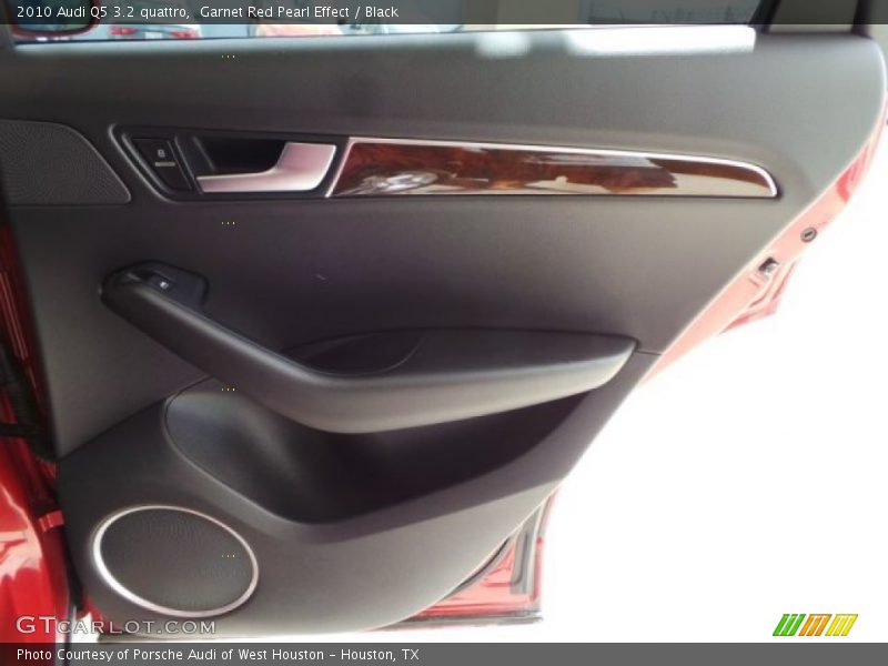 Garnet Red Pearl Effect / Black 2010 Audi Q5 3.2 quattro