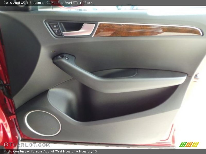 Garnet Red Pearl Effect / Black 2010 Audi Q5 3.2 quattro