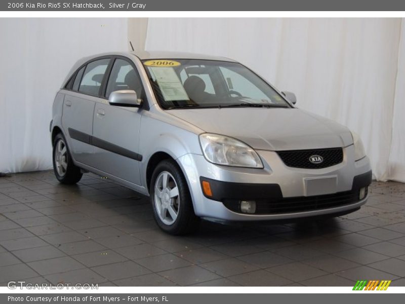 Front 3/4 View of 2006 Rio Rio5 SX Hatchback