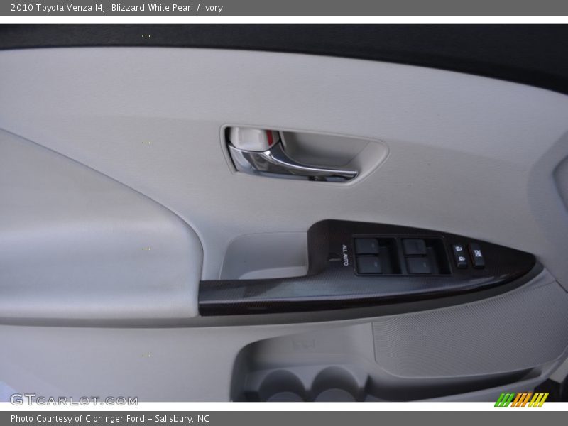 Blizzard White Pearl / Ivory 2010 Toyota Venza I4