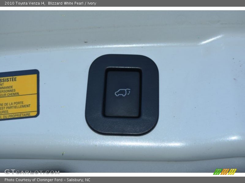 Blizzard White Pearl / Ivory 2010 Toyota Venza I4