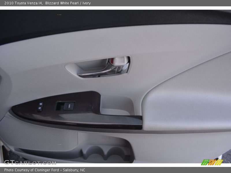 Blizzard White Pearl / Ivory 2010 Toyota Venza I4
