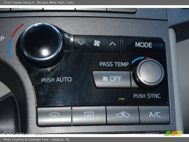 Blizzard White Pearl / Ivory 2010 Toyota Venza I4