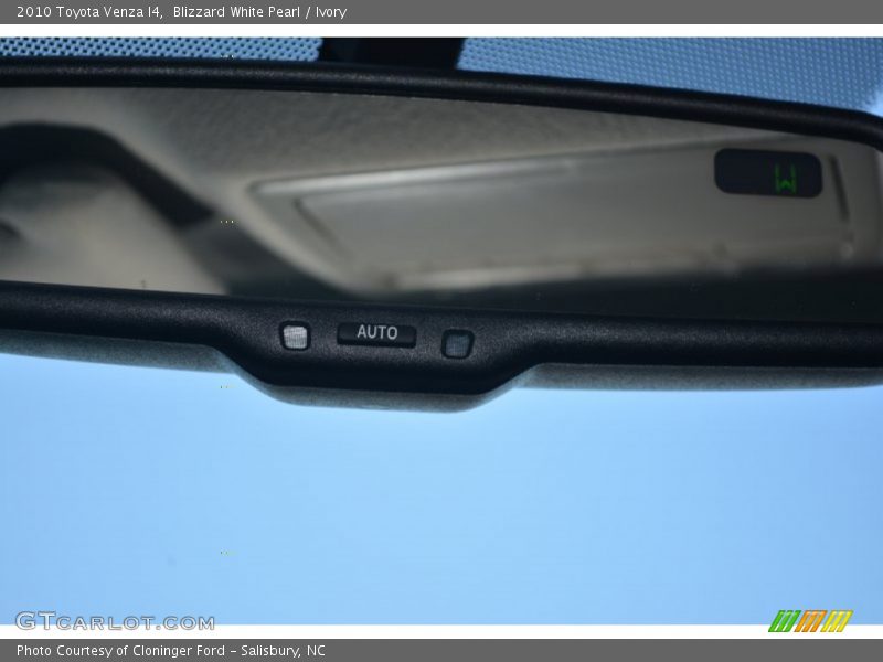 Blizzard White Pearl / Ivory 2010 Toyota Venza I4