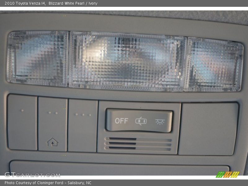 Blizzard White Pearl / Ivory 2010 Toyota Venza I4