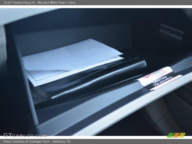 Blizzard White Pearl / Ivory 2010 Toyota Venza I4