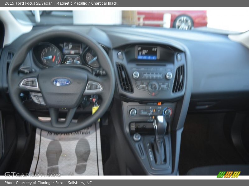 Magnetic Metallic / Charcoal Black 2015 Ford Focus SE Sedan