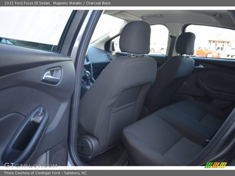 Magnetic Metallic / Charcoal Black 2015 Ford Focus SE Sedan