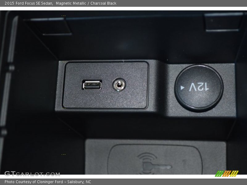 Magnetic Metallic / Charcoal Black 2015 Ford Focus SE Sedan
