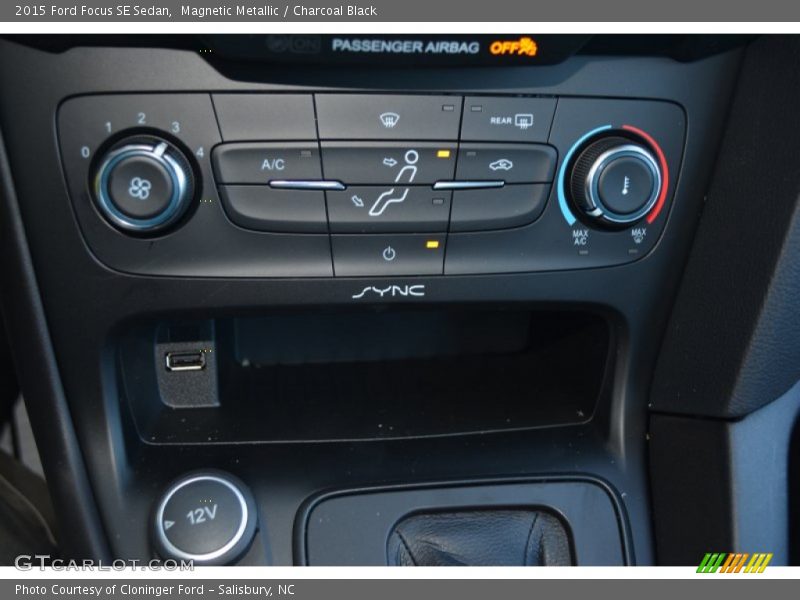 Magnetic Metallic / Charcoal Black 2015 Ford Focus SE Sedan