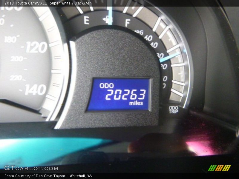 Super White / Black/Ash 2013 Toyota Camry XLE