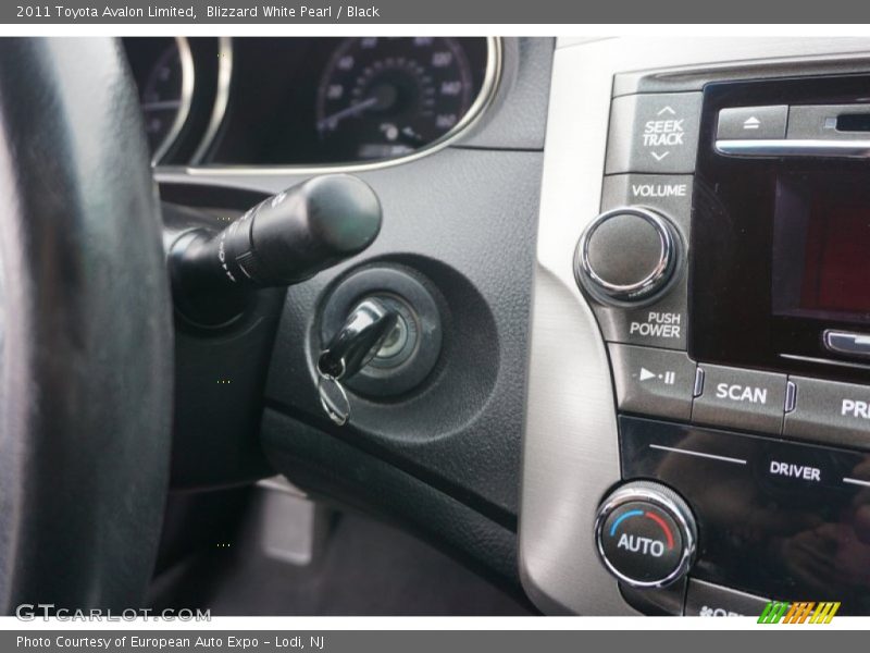 Blizzard White Pearl / Black 2011 Toyota Avalon Limited
