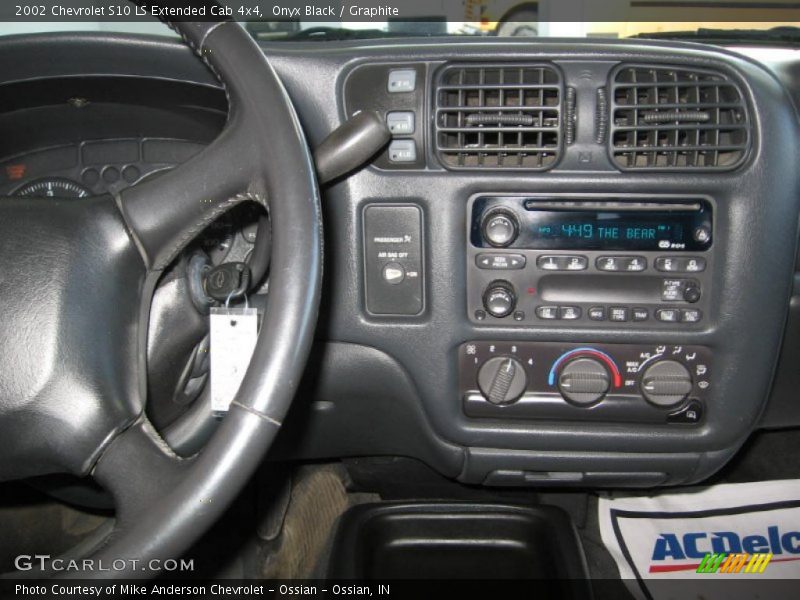 Onyx Black / Graphite 2002 Chevrolet S10 LS Extended Cab 4x4