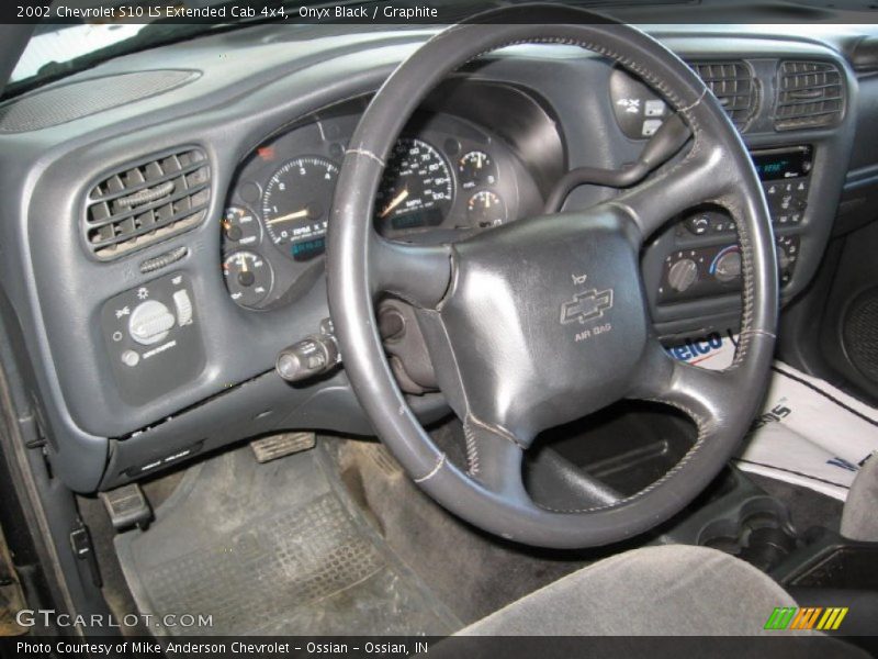 Onyx Black / Graphite 2002 Chevrolet S10 LS Extended Cab 4x4