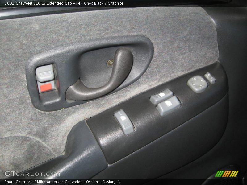 Onyx Black / Graphite 2002 Chevrolet S10 LS Extended Cab 4x4