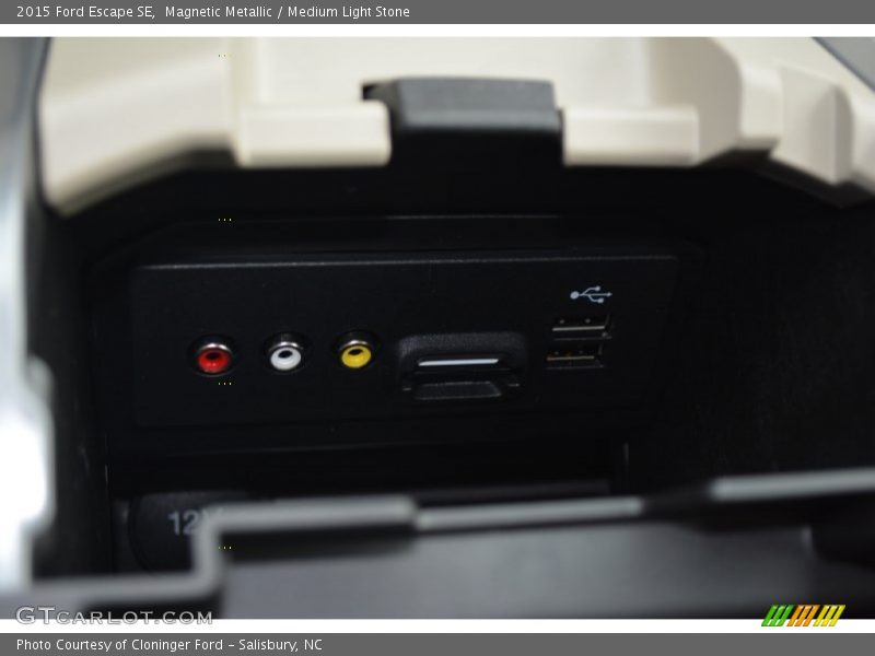 Magnetic Metallic / Medium Light Stone 2015 Ford Escape SE
