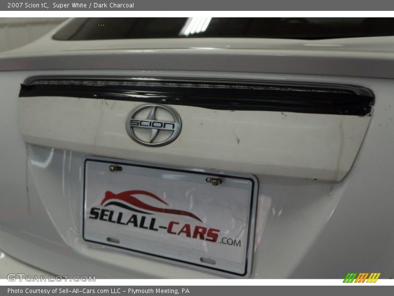 Super White / Dark Charcoal 2007 Scion tC