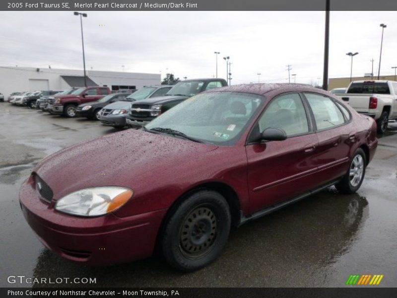 Merlot Pearl Clearcoat / Medium/Dark Flint 2005 Ford Taurus SE