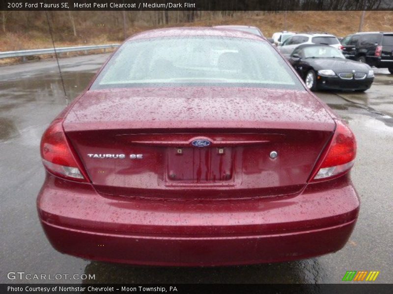 Merlot Pearl Clearcoat / Medium/Dark Flint 2005 Ford Taurus SE