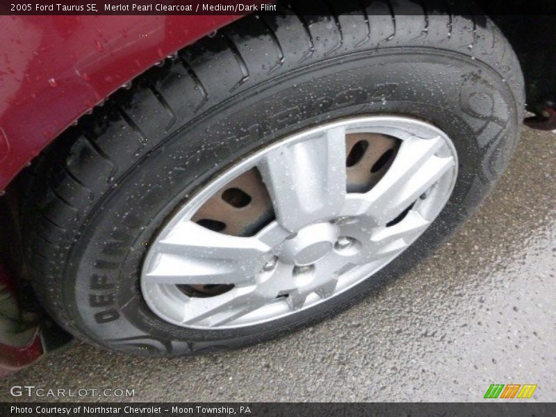 Merlot Pearl Clearcoat / Medium/Dark Flint 2005 Ford Taurus SE