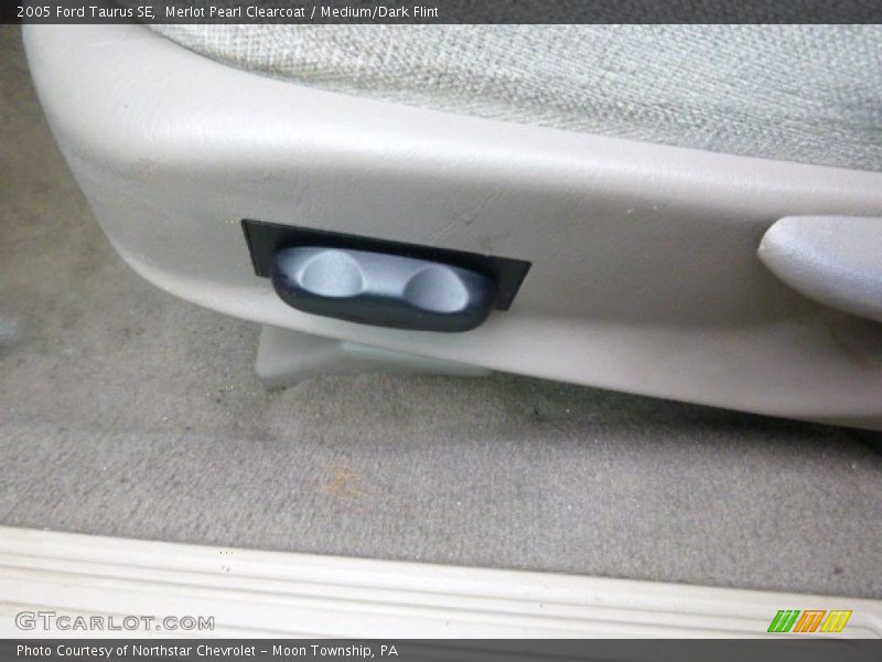 Merlot Pearl Clearcoat / Medium/Dark Flint 2005 Ford Taurus SE