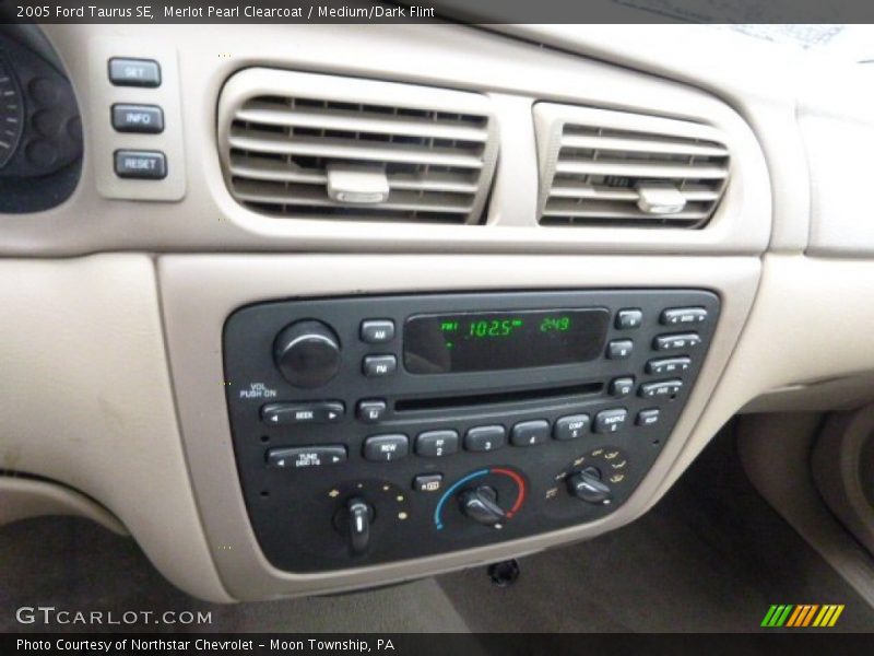 Merlot Pearl Clearcoat / Medium/Dark Flint 2005 Ford Taurus SE