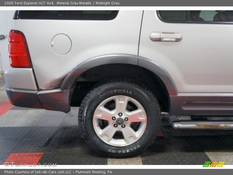 Mineral Grey Metallic / Midnight Grey 2005 Ford Explorer XLT 4x4