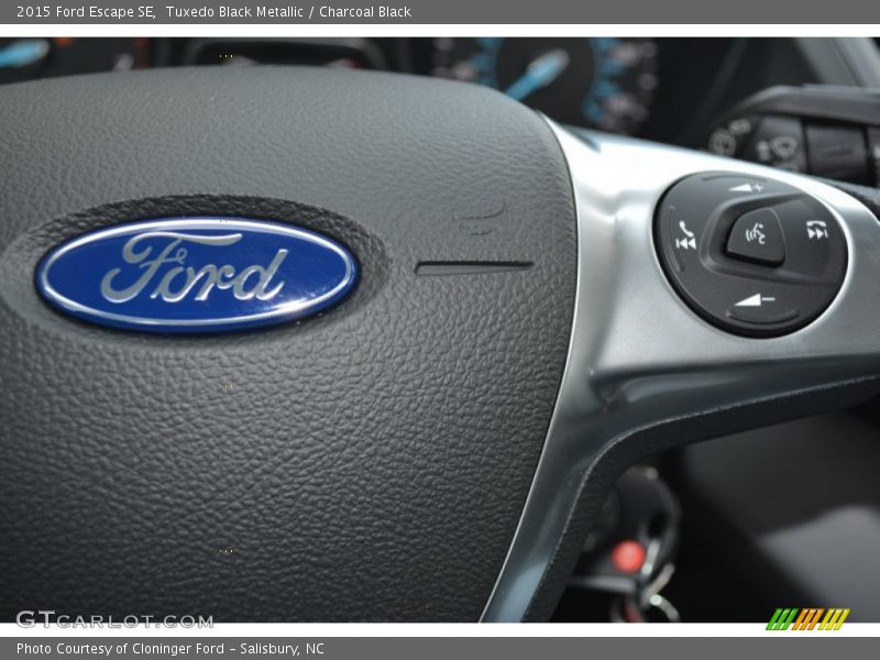 Tuxedo Black Metallic / Charcoal Black 2015 Ford Escape SE