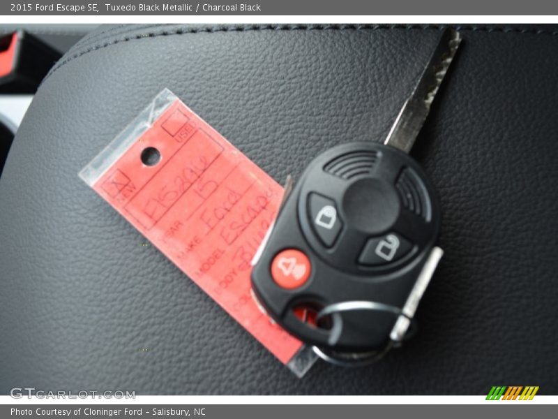Tuxedo Black Metallic / Charcoal Black 2015 Ford Escape SE