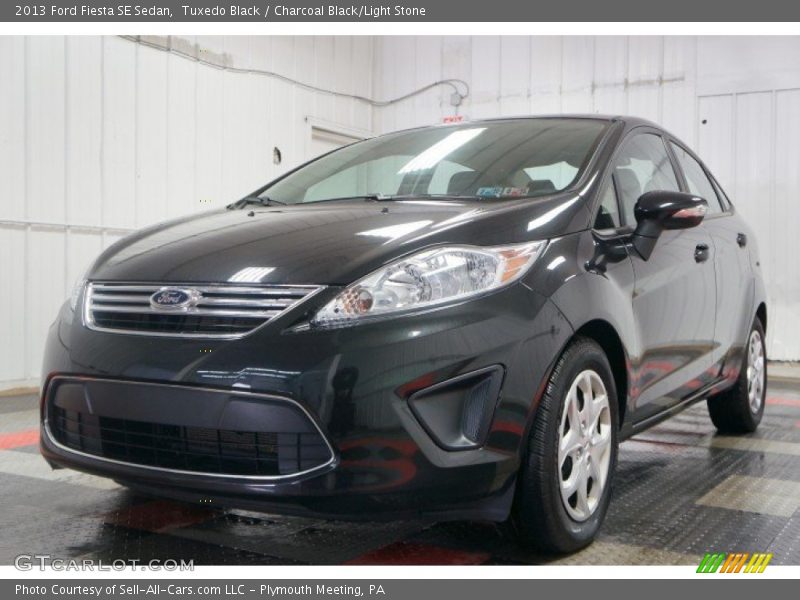Tuxedo Black / Charcoal Black/Light Stone 2013 Ford Fiesta SE Sedan