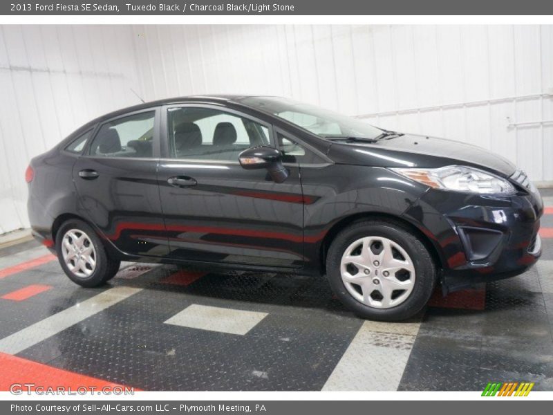 Tuxedo Black / Charcoal Black/Light Stone 2013 Ford Fiesta SE Sedan