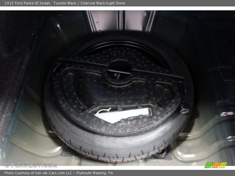 Tuxedo Black / Charcoal Black/Light Stone 2013 Ford Fiesta SE Sedan