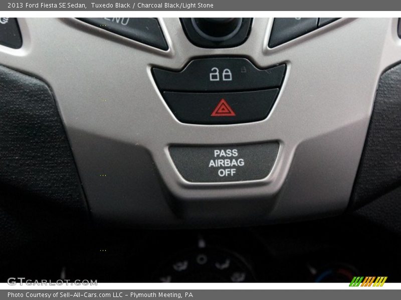 Tuxedo Black / Charcoal Black/Light Stone 2013 Ford Fiesta SE Sedan