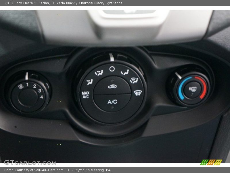 Tuxedo Black / Charcoal Black/Light Stone 2013 Ford Fiesta SE Sedan