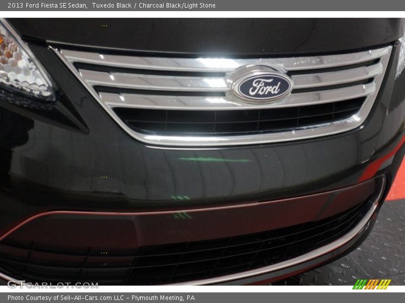 Tuxedo Black / Charcoal Black/Light Stone 2013 Ford Fiesta SE Sedan