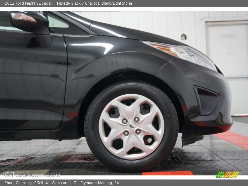 Tuxedo Black / Charcoal Black/Light Stone 2013 Ford Fiesta SE Sedan