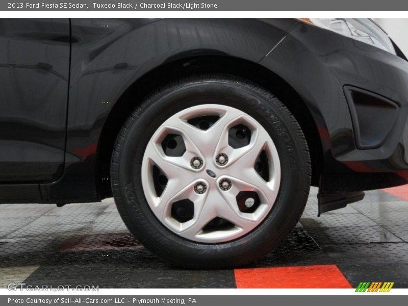 Tuxedo Black / Charcoal Black/Light Stone 2013 Ford Fiesta SE Sedan