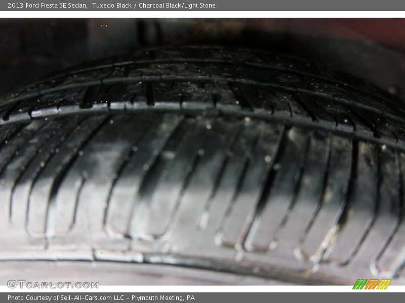 Tuxedo Black / Charcoal Black/Light Stone 2013 Ford Fiesta SE Sedan