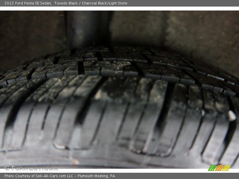 Tuxedo Black / Charcoal Black/Light Stone 2013 Ford Fiesta SE Sedan