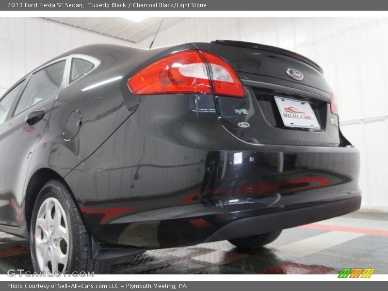 Tuxedo Black / Charcoal Black/Light Stone 2013 Ford Fiesta SE Sedan