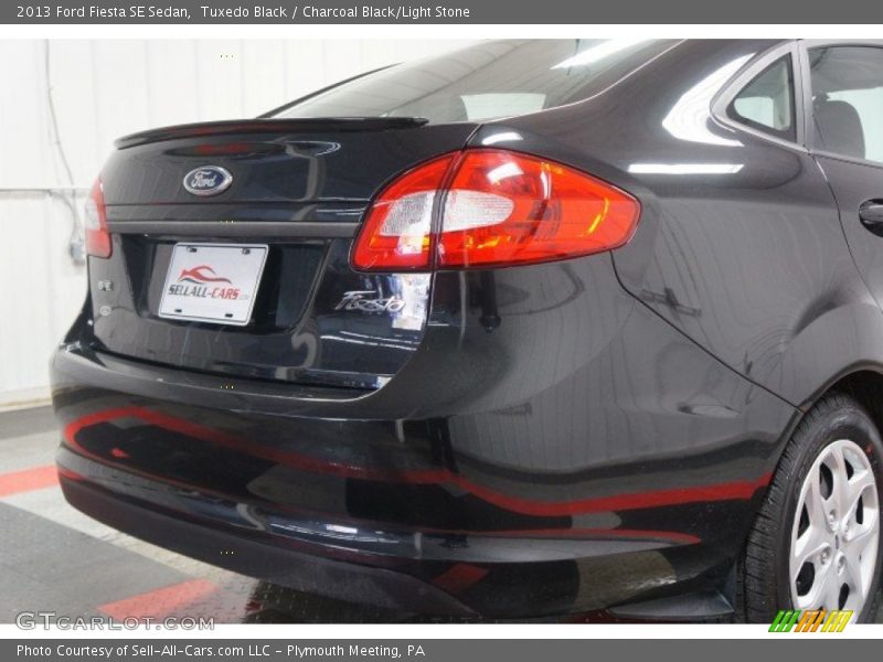 Tuxedo Black / Charcoal Black/Light Stone 2013 Ford Fiesta SE Sedan