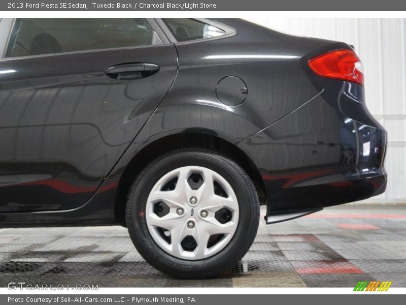 Tuxedo Black / Charcoal Black/Light Stone 2013 Ford Fiesta SE Sedan