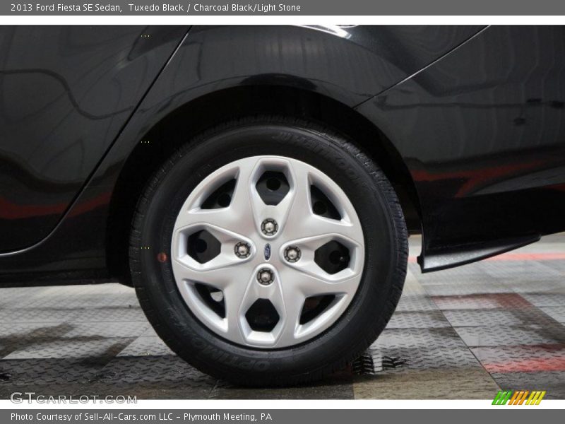 Tuxedo Black / Charcoal Black/Light Stone 2013 Ford Fiesta SE Sedan