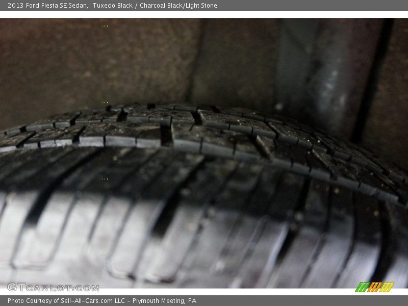 Tuxedo Black / Charcoal Black/Light Stone 2013 Ford Fiesta SE Sedan