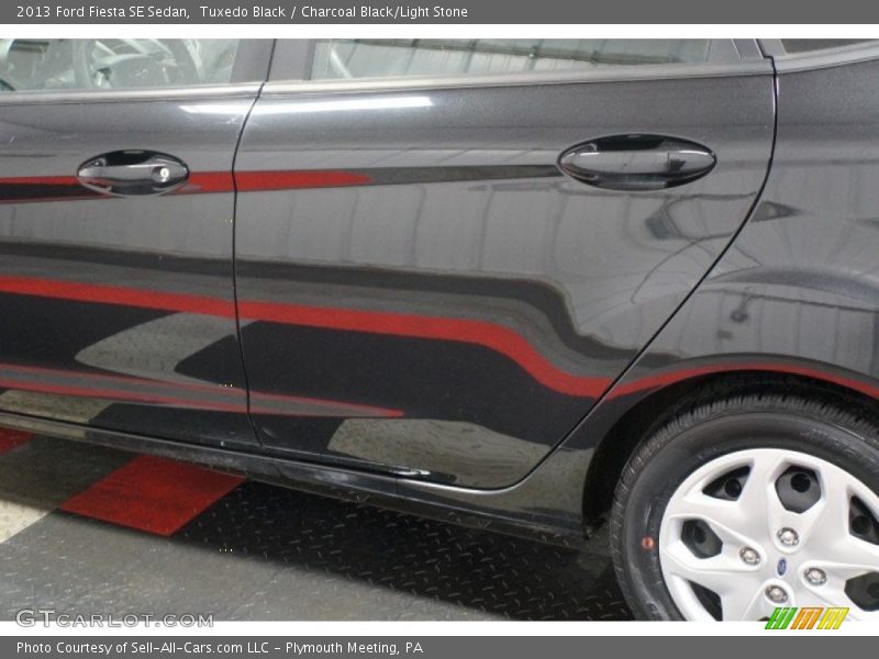 Tuxedo Black / Charcoal Black/Light Stone 2013 Ford Fiesta SE Sedan